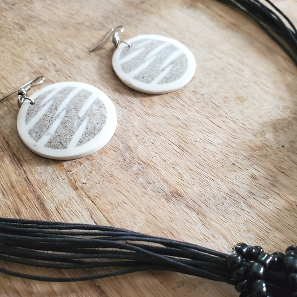 Jewelery set- Shell pendant on multistrand necklace with matching earrings - Picture 7 of 8